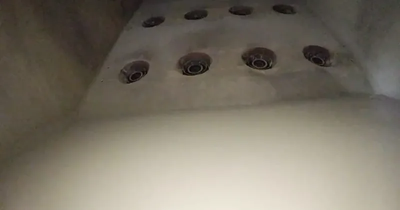 Elios 3 vor der Brennerwand im Feuerraum eines Kraftwerkskessels