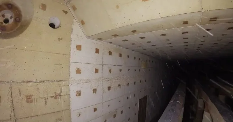 Feuerfestauskleidung von Wand und Decke im Inneren eines Industrieofens